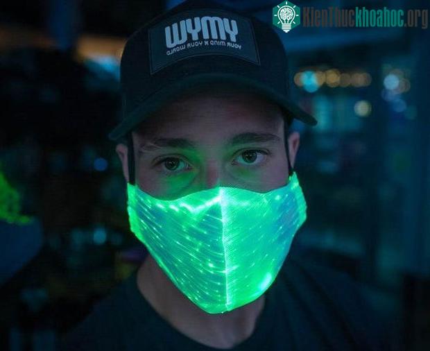 Khi một người bệnh ho, hắt hơi hoặc thở, virus sẽ kích hoạt phản ứng huỳnh quang trên khẩu trang.