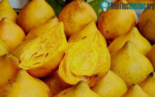 Quả trứng gà chín vàng cả bên trong và bên ngoài.