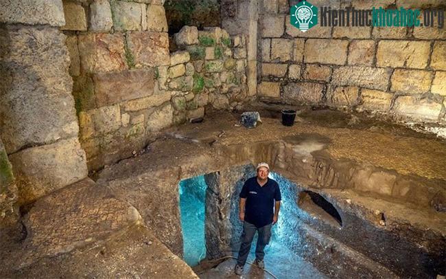 Tiến sĩ Barak Monnickendam-Givon đứng dưới tòa nhà Beit Strauss, Jerusalem