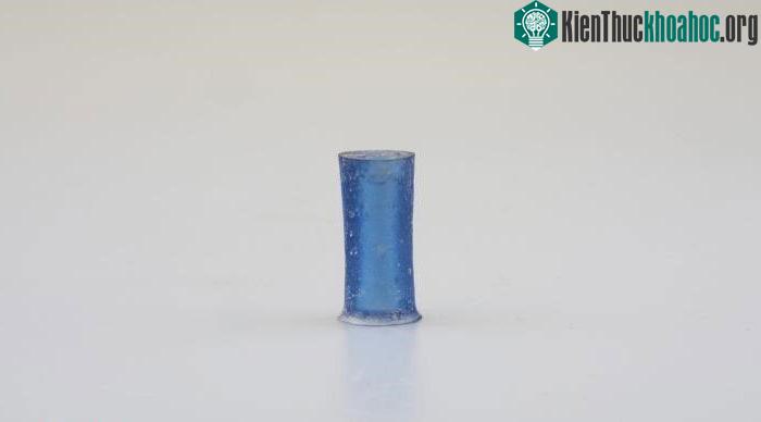 Hình ảnh cho thấy châu đeo tai bằng thủy tinh được khai quật từ nhóm lăng mộ trên vách đá.