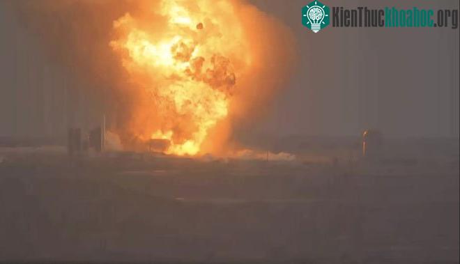 Tên lửa của SpaceX phát nổ ngay sau khi được kích hoạt. (Ảnh: The Verge).