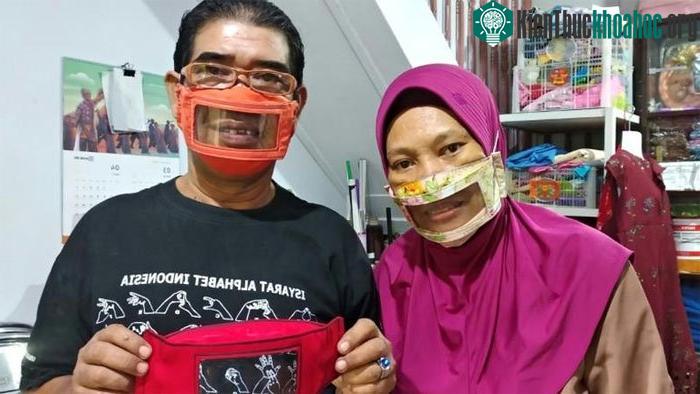 Badaruddin và chồng cùng chiếc khẩu trang trong suốt.