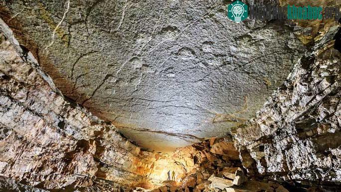 Dấu vết khủng long xuất hiện một cách vô lý trên trần hang động ở Pháp