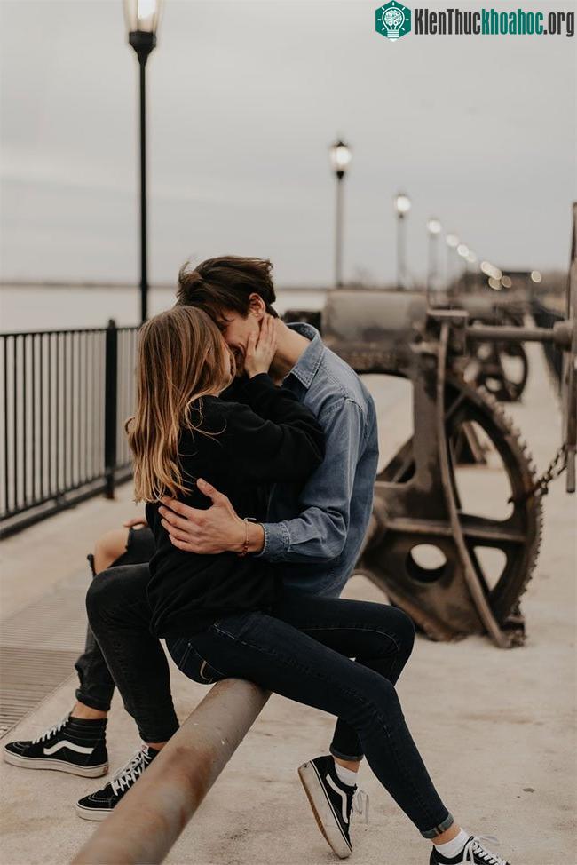 Tình đầu cho bạn những kinh nghiệm yêu thương đầu tiên dù cho khi ấy cảm xúc của bạn còn non nớt.