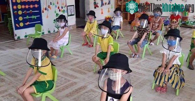 Phải nhìn qua tấm nhựa này lâu dài sẽ ảnh hưởng đến mắt của trẻ.