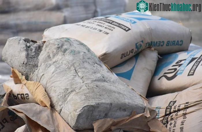Các hạt vật chất sau khi tiếp xúc với nhau sẽ dần cứng lại và làm tăng độ cứng cho vật liệu.