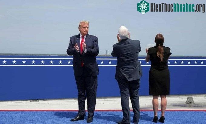 Donald Trump, Mike Pence và vợ Karen Pence theo dõi phóng tên lửa Falcon 9.