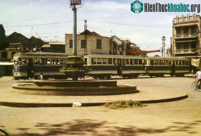 Tàu điện là ký ức quen thuộc của những ai gắn bó với mảnh đất Hà thành lâu năm.