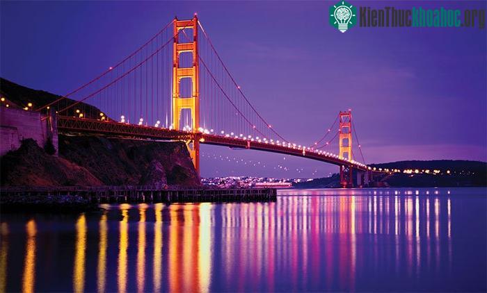 Âm thanh lạ phát ra từ cầu Cổng Vàng là do lan can trên vỉa hè của cây cầu này mới đây đã được cải tạo.