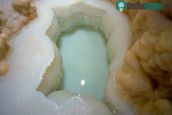 Hồ nước xanh như ngọc phi thường ẩn giấu sâu trong hang.