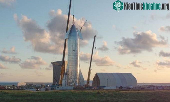 Nguyên mẫu Starship đầu tiên ở Boca Chica, Texas, năm 2019.