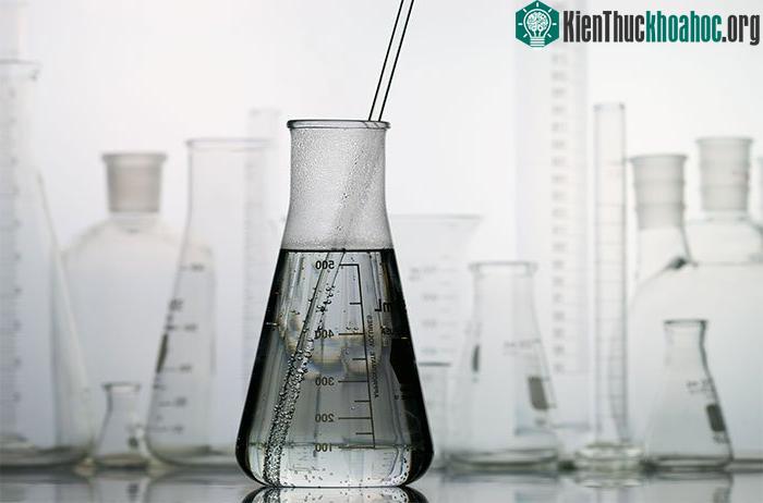 Không nên nhầm lẫn nước nặng với nước cứng hay với nước siêu nặng.
