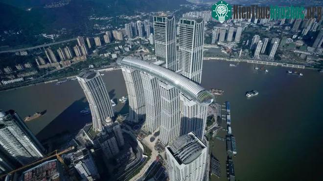 Tòa cao ốc Crystal trong khu tổ hợp Raffles City.