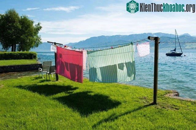 Vì sao quần áo phơi khô tự nhiên trong nắng có mùi thơm tươi mát? ảnh 0