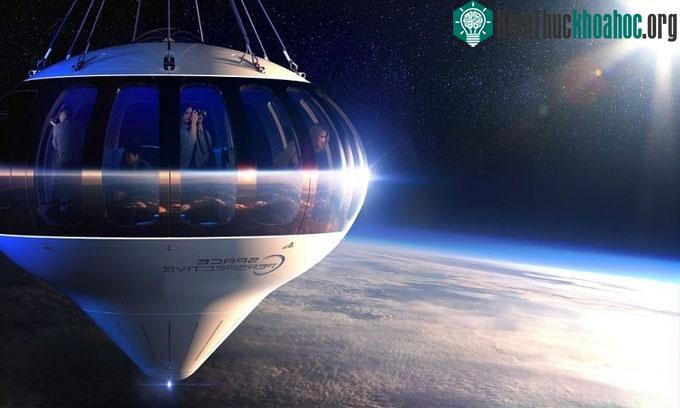 Spaceship Neptune bay lên cao nhờ lực nâng của khí cầu.