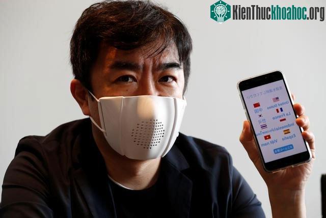 Đeo khẩu trang chống dịch, nghe được 8 ngôn ngữ ảnh 0