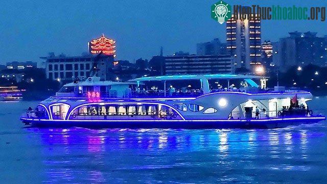Cận cảnh tàu du lịch chạy bằng điện trên sông Dương Tử.