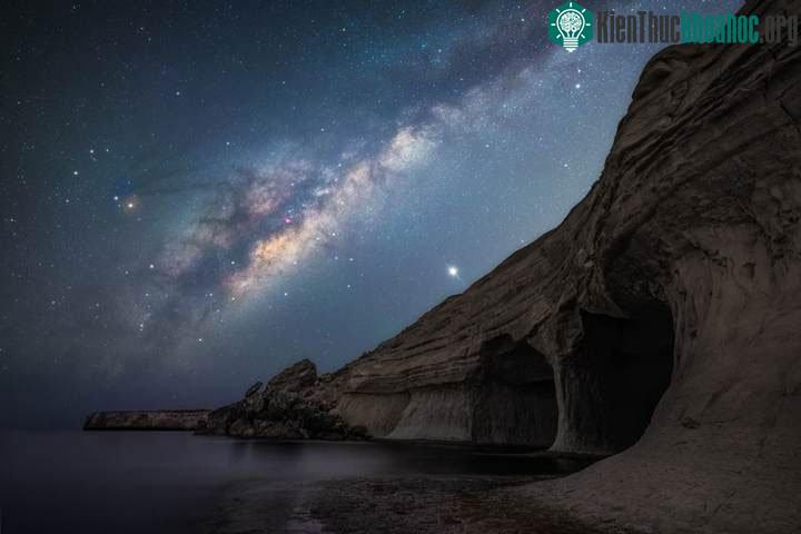 A Night at the Caves – Tác giả Sam Sciluna.