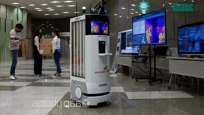 Trong bối cảnh đại dịch Covid-19 khiến mọi người phải hạn chế tiếp xúc thì robot càng được trọng dụng.