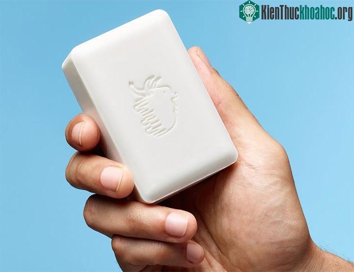Thời kỳ đầu, sản xuất xà phòng là một kỹ thuật độc quyền mà chỉ các nhóm nhỏ nhà sản xuất làm được.