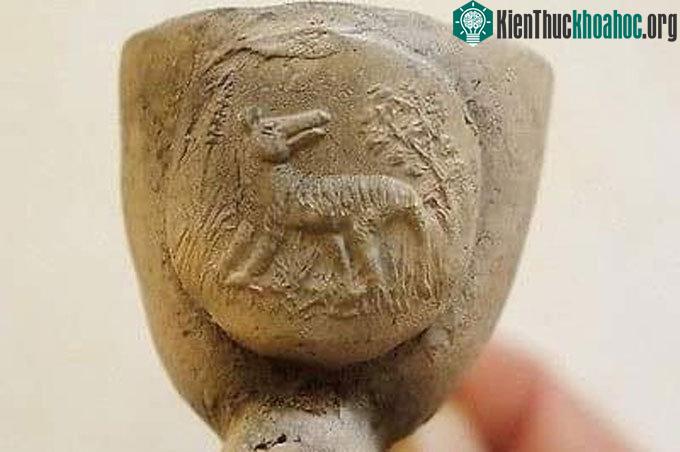 Họa tiết hổ Tasmania khắc trên tẩu thuốc.