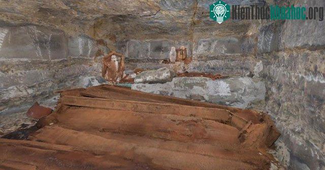 Phát hiện đường hầm lát gỗ bí mật xây từ thế kỷ 19 ảnh 1