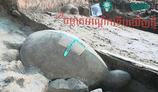 Trên mai rùa không chạm khắc hoa văn đặc trưng.