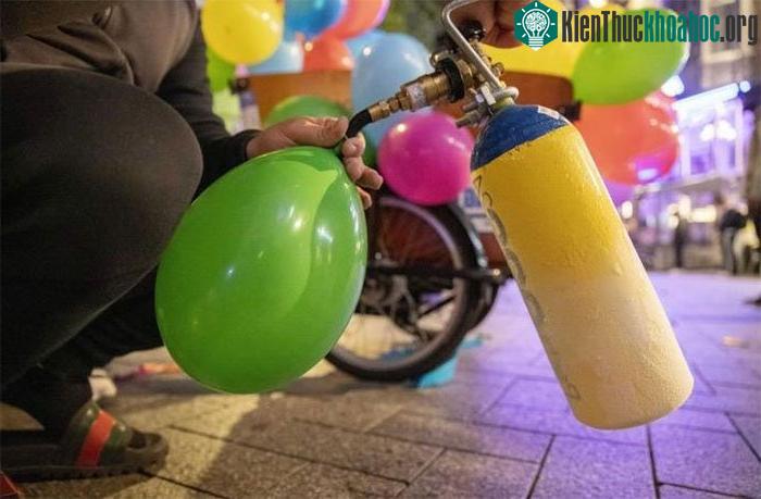 Mặc dù an toàn và được sử dụng trong y tế, nhưng dinitơ oxit cũng có nguy cơ nếu dùng quá liều.