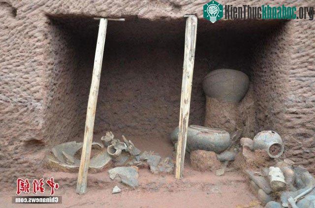 Cấu trúc bên trong của một ngôi mộ, với nhiều món đồ gốm sứ, đồ tạo tác được tìm thấy.