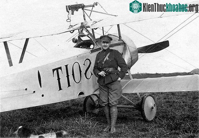 Một chiếc Nieuport 11 với súng máy gắn trên tầng cánh trên.