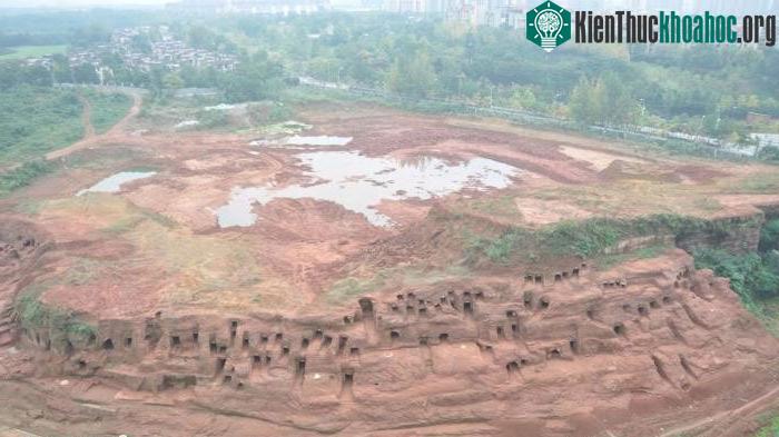 Bức ảnh cho thấy một cái nhìn toàn cảnh về những ngôi mộ trên vách đá của làng Trung Hưng ở Kim Đường.