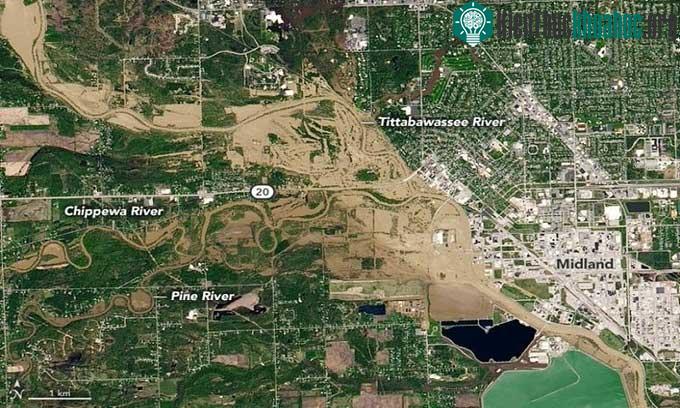 Nước lũ cuốn theo bùn đất gây ngập lụt ở trung tâm bang Michigan.