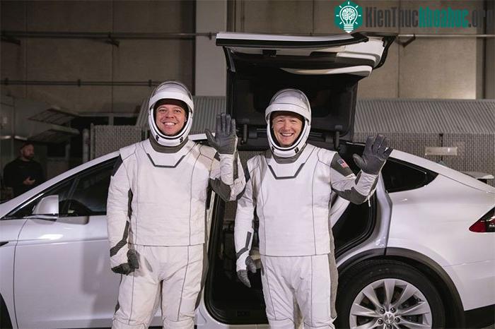 Những ý tưởng phía sau bộ trang phục của Doug Hurley và Bob Behnken xuất phát từ chính Elon Musk
