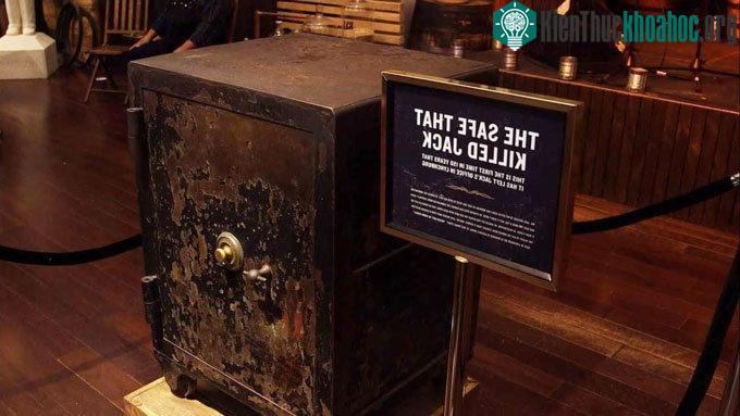 Bí ẩn về chiếc két sắt lấy mạng triệu phú ảnh 1