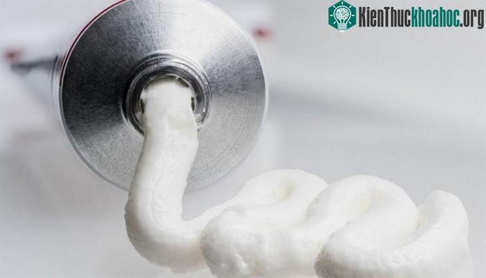 Kem đánh răng khi để ra bên ngoài một thời gian sẽ đông cứng lại,