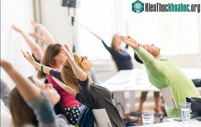 Nên nghỉ giải lao, vận động và không nên ngồi quá lâu trong văn phòng. (Ảnh: Shutter).