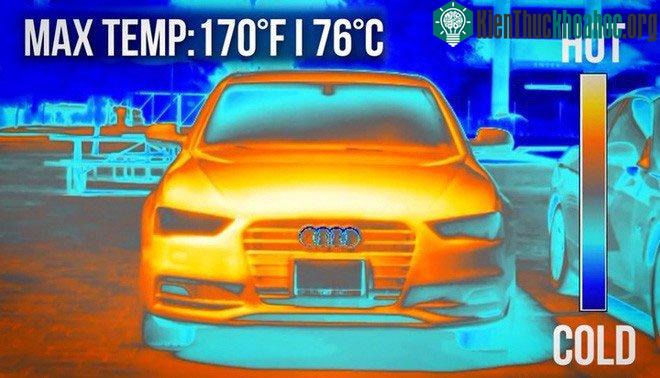&nbsp;Chiếc xe màu đen có nhiệt độ lên tới 76 độ C...