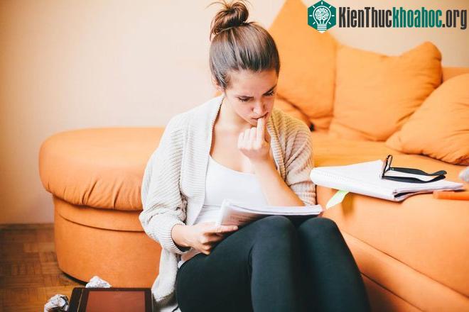 Hành vi cắn móng tay có tác dụng vừa kích thích lại vừa tạo cảm giác thư giãn.