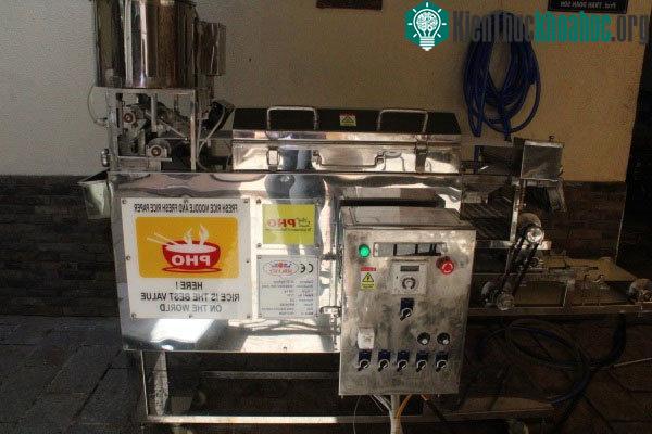 Chiếc máy sản xuất bánh phở do PGS.TS Trần Doãn Sơn nghiên cứu, sáng tạo.