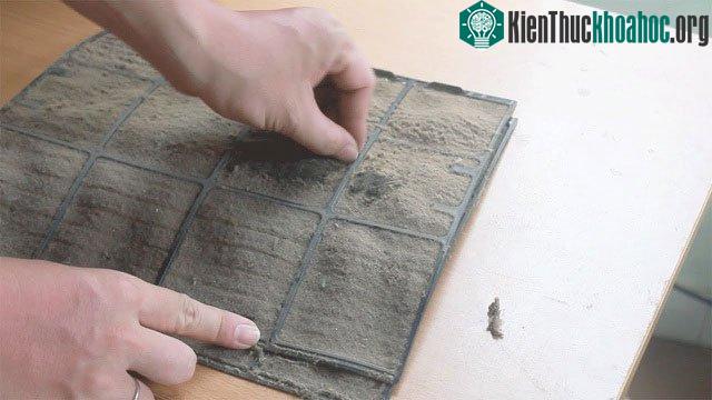 Tấm lọc bụi bẩn sẽ khiến điều hòa giảm mát.