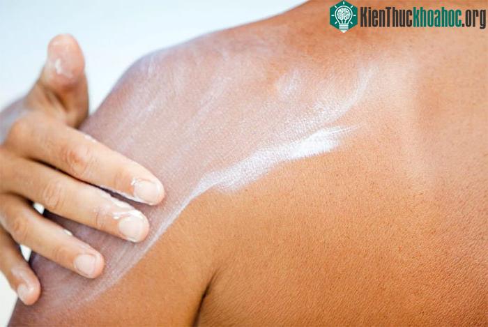 FDA tiếp tục khuyên mọi người nên sử dụng kem chống nắng để bảo vệ làn da.
