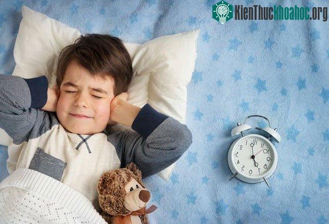 Tiếng chuông báo thức kêu to dễ làm bạn thức giấc hơn là một tiếng thì thầm ngay bên tai.