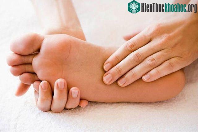Thoa gừng vào lòng bàn chân giúp loại bỏ độ ẩm, loại bỏ chất độc trong cơ thể. (Ảnh minh họa)