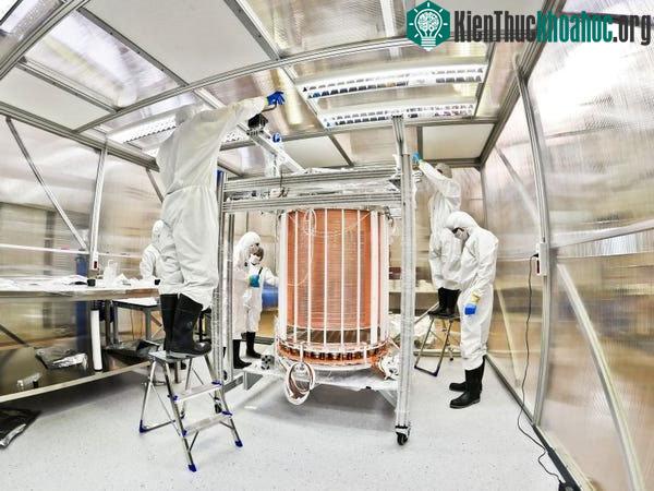 Thùng chứa Xenon trước khi được lắp đặt.
