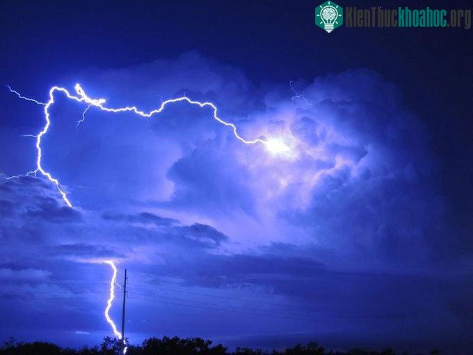Một tia sét xuất hiện ở Snyder, bang Texas, Mỹ vào tháng 6/2014.