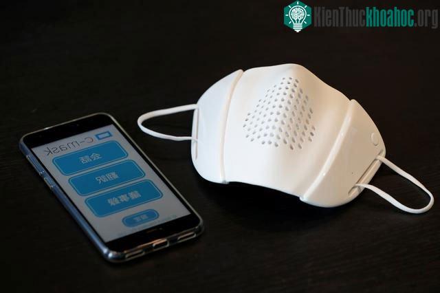 Đeo khẩu trang chống dịch, nghe được 8 ngôn ngữ ảnh 1