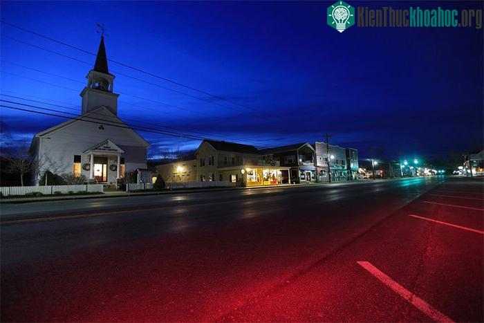 Ánh đèn hắt ra từ Nhà thờ First Baptist và những cửa hiệu nhỏ xung quanh