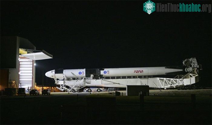 Buổi phóng lịch sử cũng đánh dấu sự trở lại cho mẫu logo "con sâu" màu đỏ của NASA