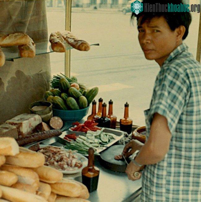 Cận cảnh một quầy bánh mì ở Sài Gòn 1970.