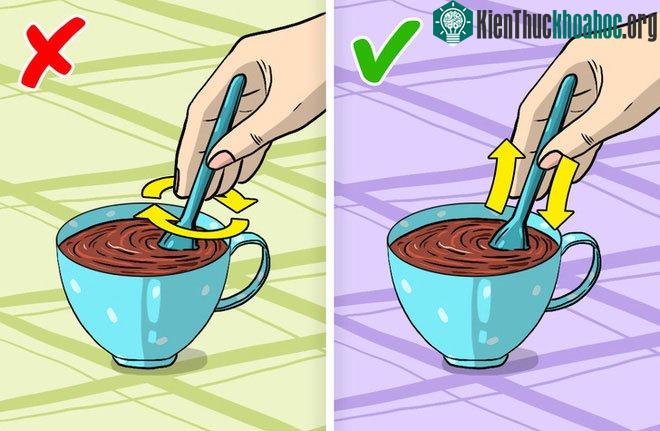Hòa tan đường theo chuyển động khuấy tròn thay vì đường thẳng